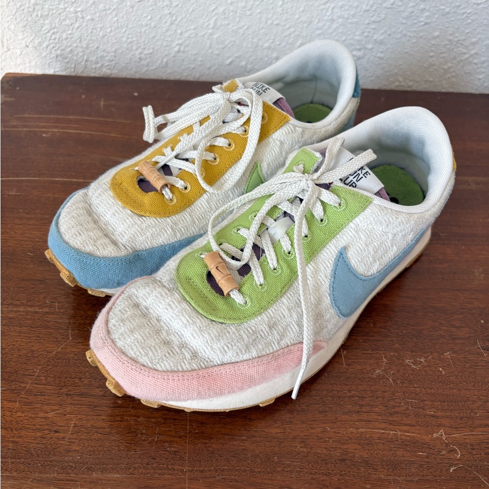 NIKE sun club mismatched tennis shoes